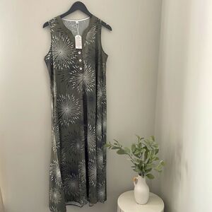 NWT Gorgeous Summer Dress. Maxi. Size Medium.  Sage green w/fun‎ print.